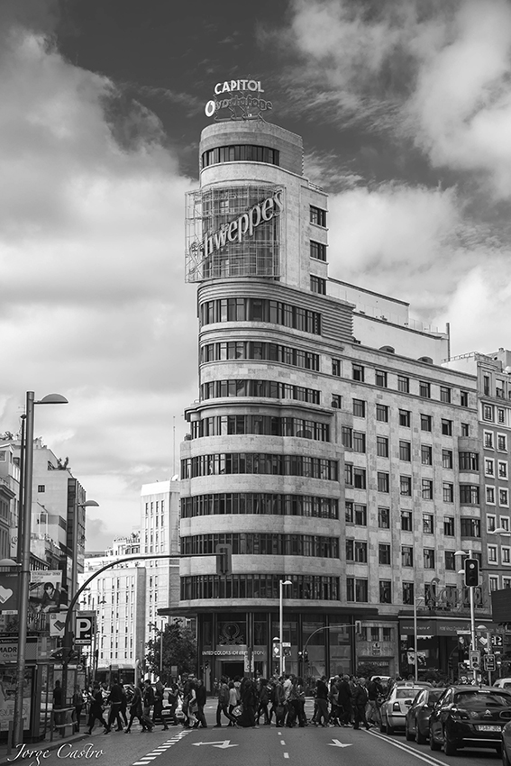 Nombre:  Castro_Cruzando en Callao. Edificio Capitol.Madrid_8Cv.jpg
Visitas: 52
Tamao: 322.5 KB